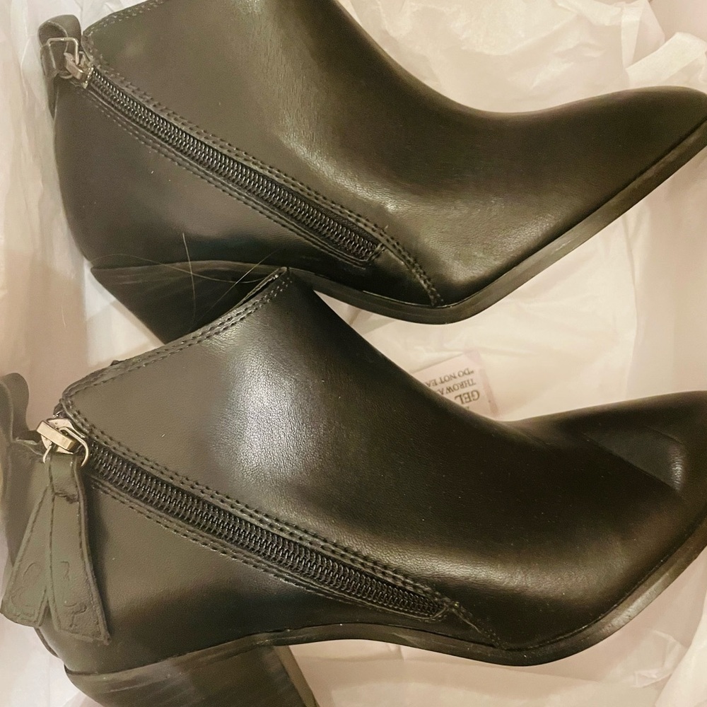 Disney Alice In Wonderland Flowers Black Heeled Boots